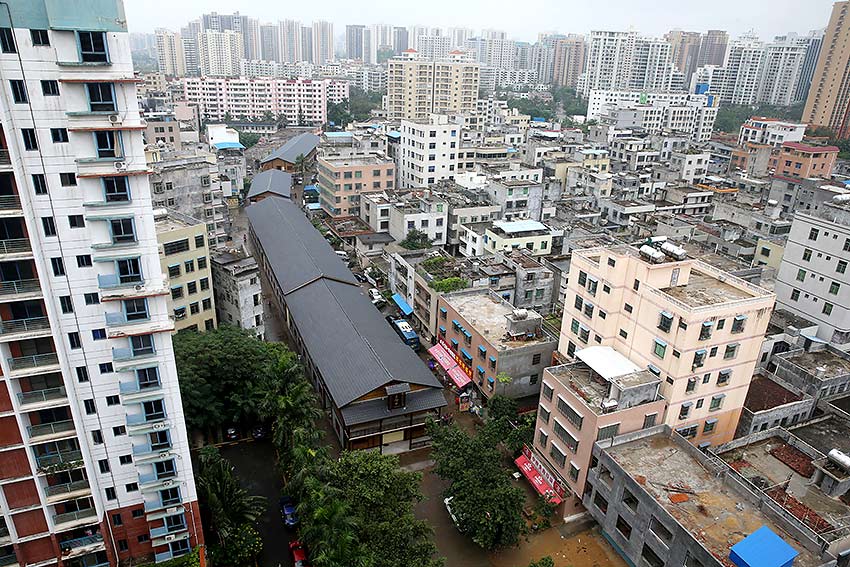 海口大型仿古建筑堵在路中间 如同火车贯穿市区规划路