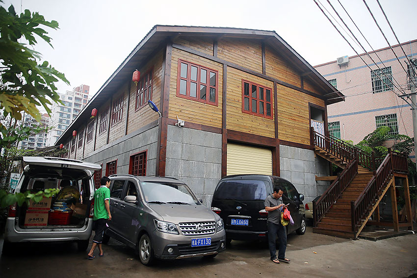 海口大型仿古建筑堵在路中间 如同火车贯穿市区规划路