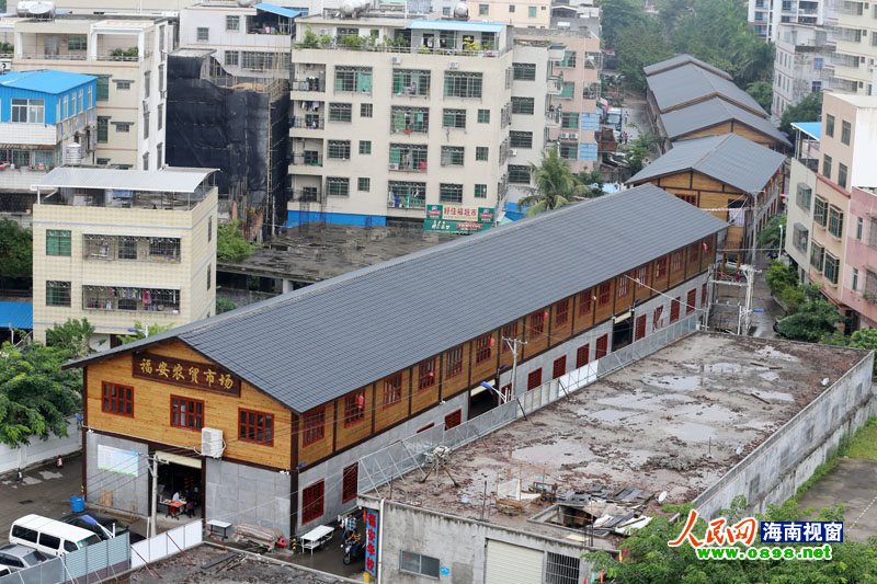 海口大型仿古建筑堵在路中间 如同火车贯穿市区规划路