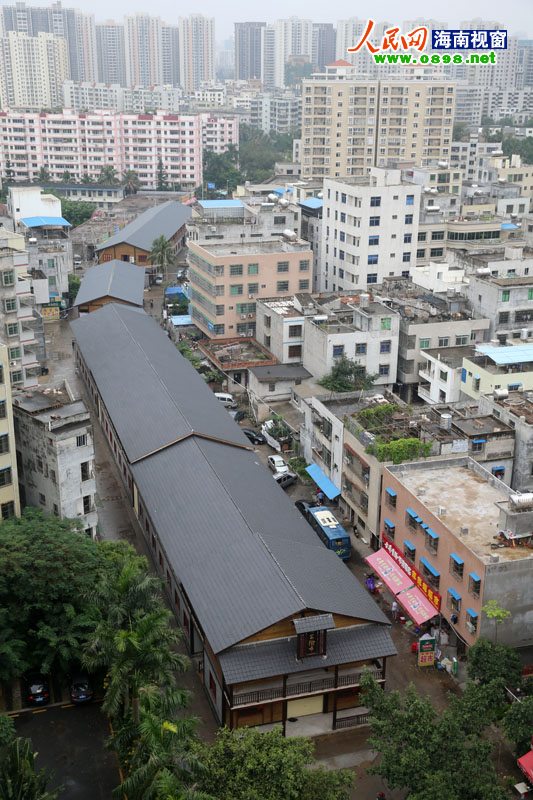 海口大型仿古建筑堵在路中间 如同火车贯穿市区规划路