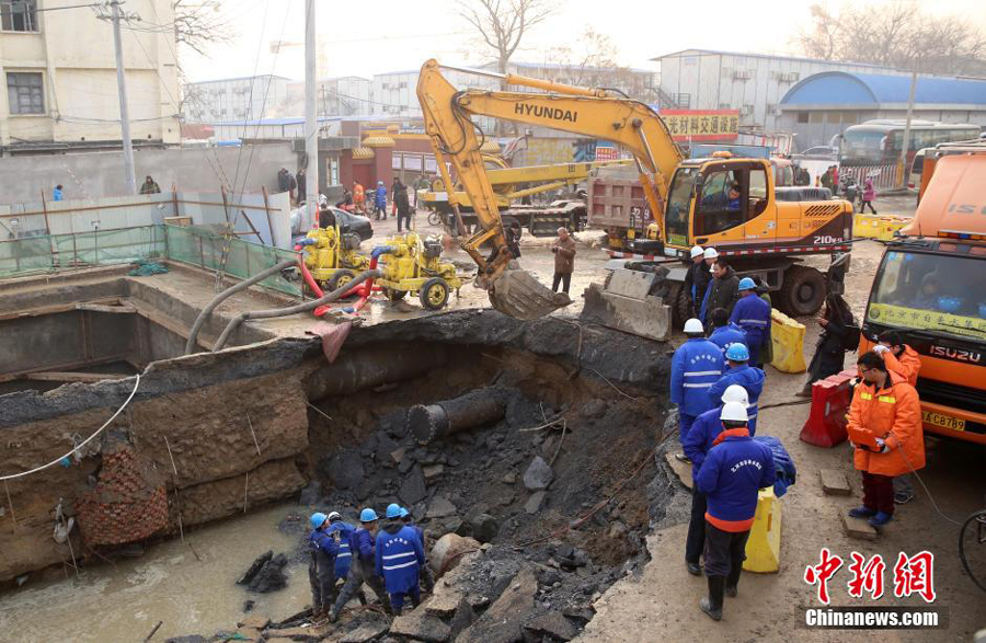 北京东四环大郊亭桥辅路发生路面塌陷