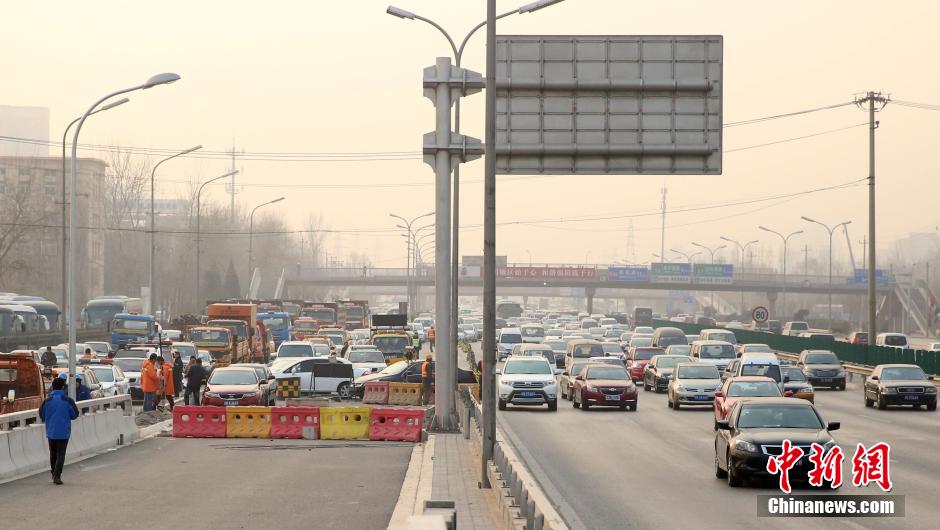 北京东四环大郊亭桥辅路发生路面塌陷