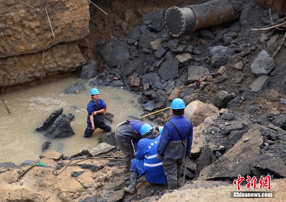 北京东四环大郊亭桥辅路发生路面塌陷