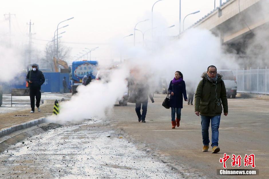 北京东四环大郊亭桥辅路发生路面塌陷