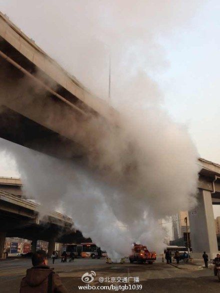 北京东四环大郊亭桥辅路发生路面塌陷