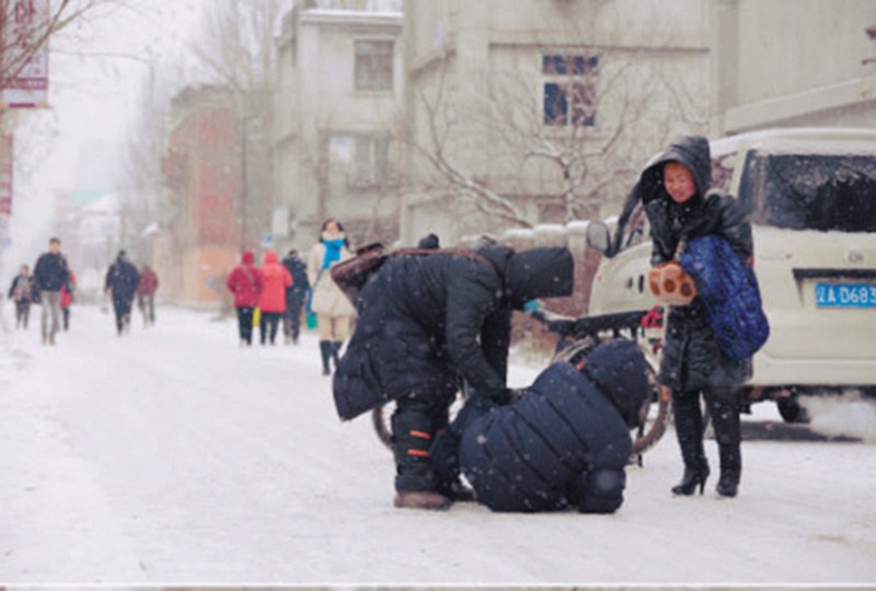 沈阳老翁雪中被撞倒:我有医保 你上班去吧