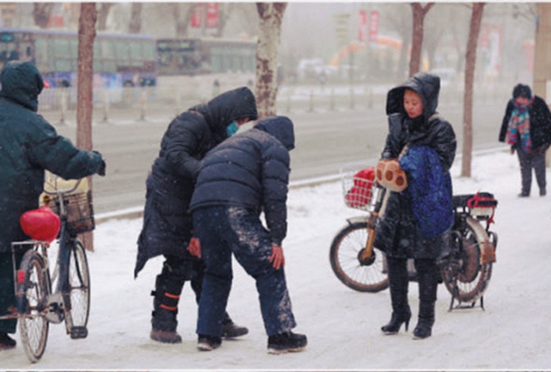 沈阳老翁雪中被撞倒:我有医保 你上班去吧