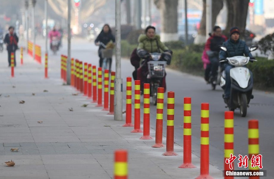 南京街头隔离桩密布 行人似穿行“梅花桩”