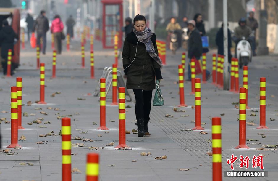 南京街头隔离桩密布 行人似穿行“梅花桩”