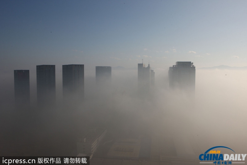 各地大雾弥漫 建筑群若隐若现如海市蜃楼