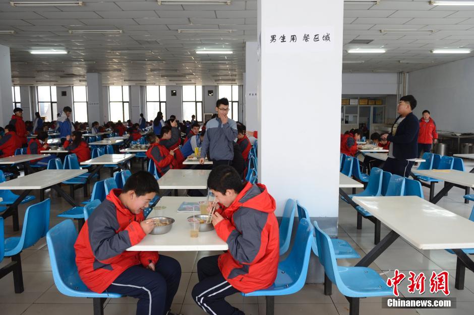 内蒙古一学校食堂实行男女学生分区就餐(高清组图)