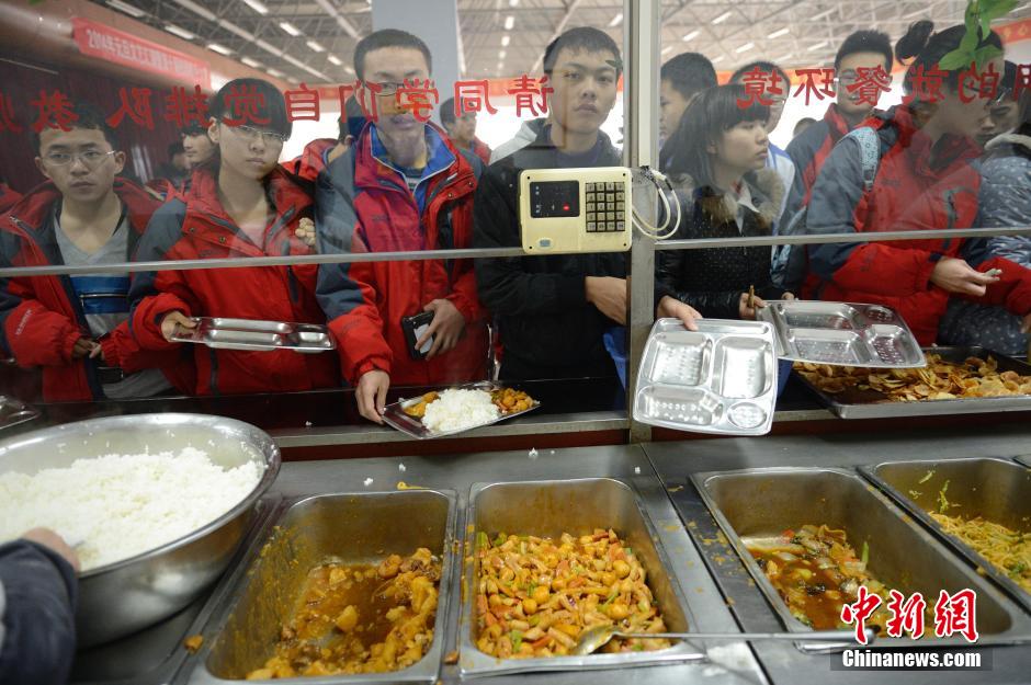 内蒙古一学校食堂实行男女学生分区就餐(高清组图)