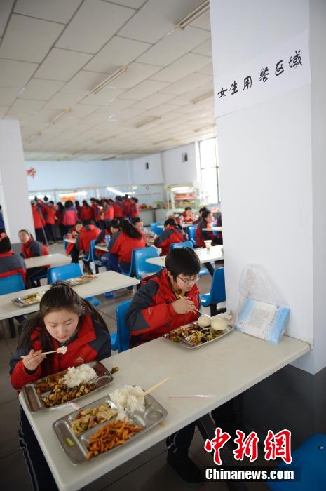 内蒙古一学校食堂实行男女学生分区就餐(高清组图)