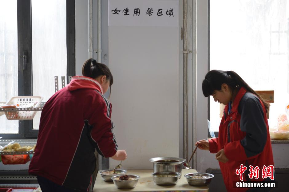 内蒙古一学校食堂实行男女学生分区就餐(高清组图)