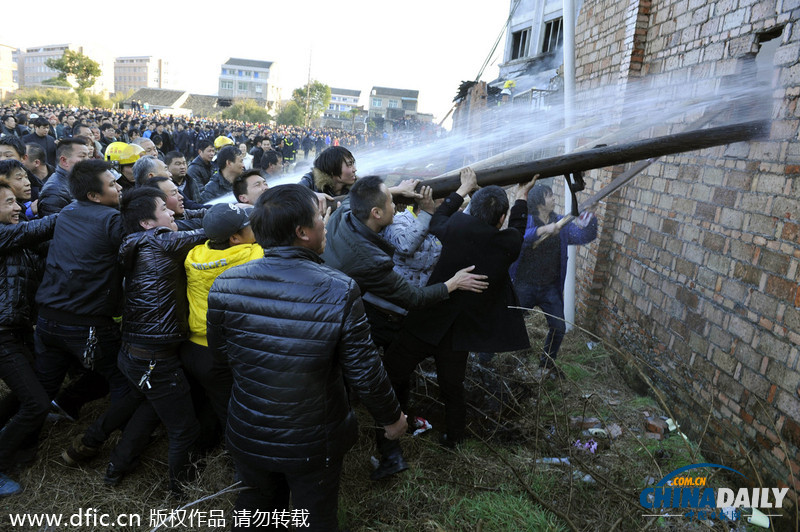 浙江温岭一制鞋厂发生火灾 造成16人死亡