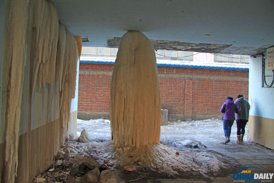 吉林一小区漏水冻出3米高巨型冰柱