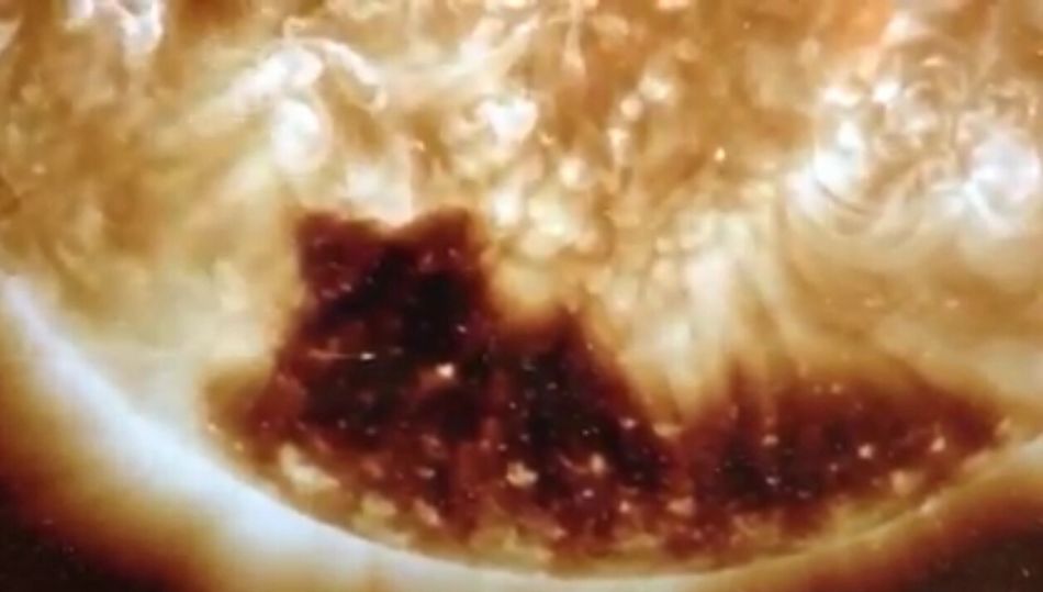 NASA拍摄太阳南极巨大“日冕洞”