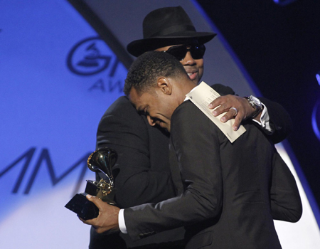 Maxwell获得最佳R&B男歌手及最佳R&B专辑奖