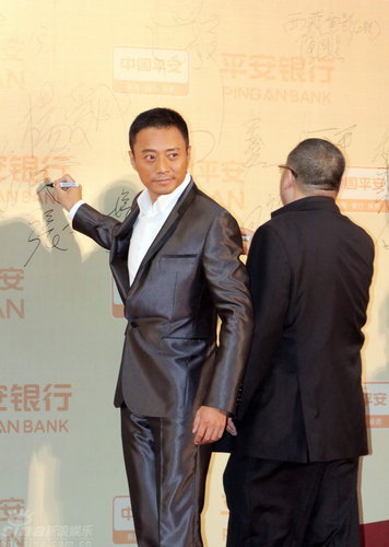 上海电影节开幕--张涵予背景板上签名