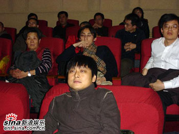 张杨与网友同观《落叶归根》 不同年龄不同共鸣