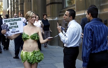 悉尼街头 比基尼女郎身穿菜叶宣传素食(图)