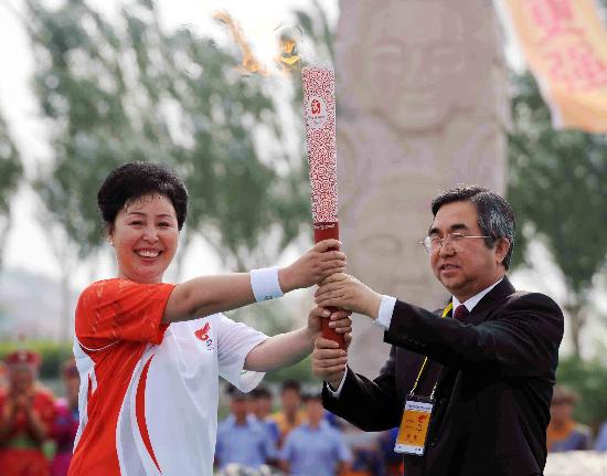 图文-奥运圣火在赤峰传递 第一棒娜日苏接过火炬