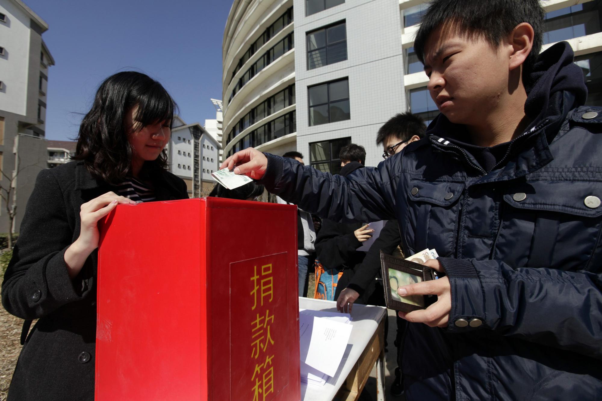 日本留学生在清华校园为同胞捐款（图集）