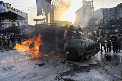 孟加拉首都油罐车起火7辆车被烧毁