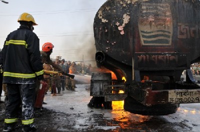 孟加拉首都油罐车起火7辆车被烧毁