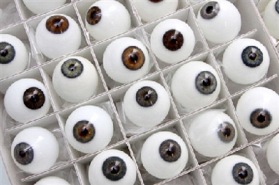德国制作出多种款式玻璃眼球