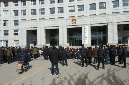 千余村民为反映腐败问题在市政府门口集体下跪