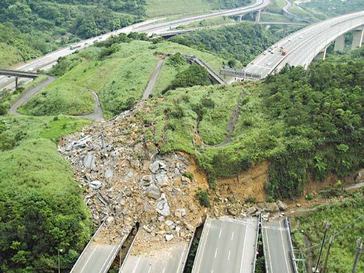 台高速路遇山崩疑埋5车 24小时开挖救人（图）