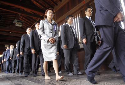 日本举行二战结束65周年追悼仪式 40余名议员自行“拜鬼”