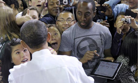 奥巴马首次在iPad上签名 曾称其分散注意力