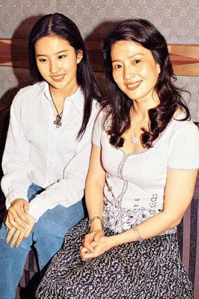 21位美女明星的极品漂亮妈妈