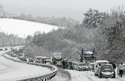 欧洲大雪“不给力” 交通大乱圣诞计划受阻