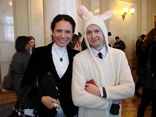 讽刺议会像马戏团 乌克兰记者穿“兔装”前去采访