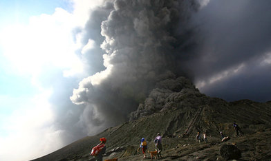 布罗莫火山喷出高达800米高浓烟