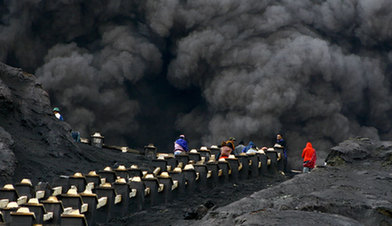 布罗莫火山喷出高达800米高浓烟