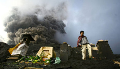 布罗莫火山喷出高达800米高浓烟