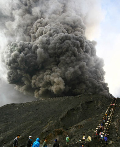 布罗莫火山喷出高达800米高浓烟