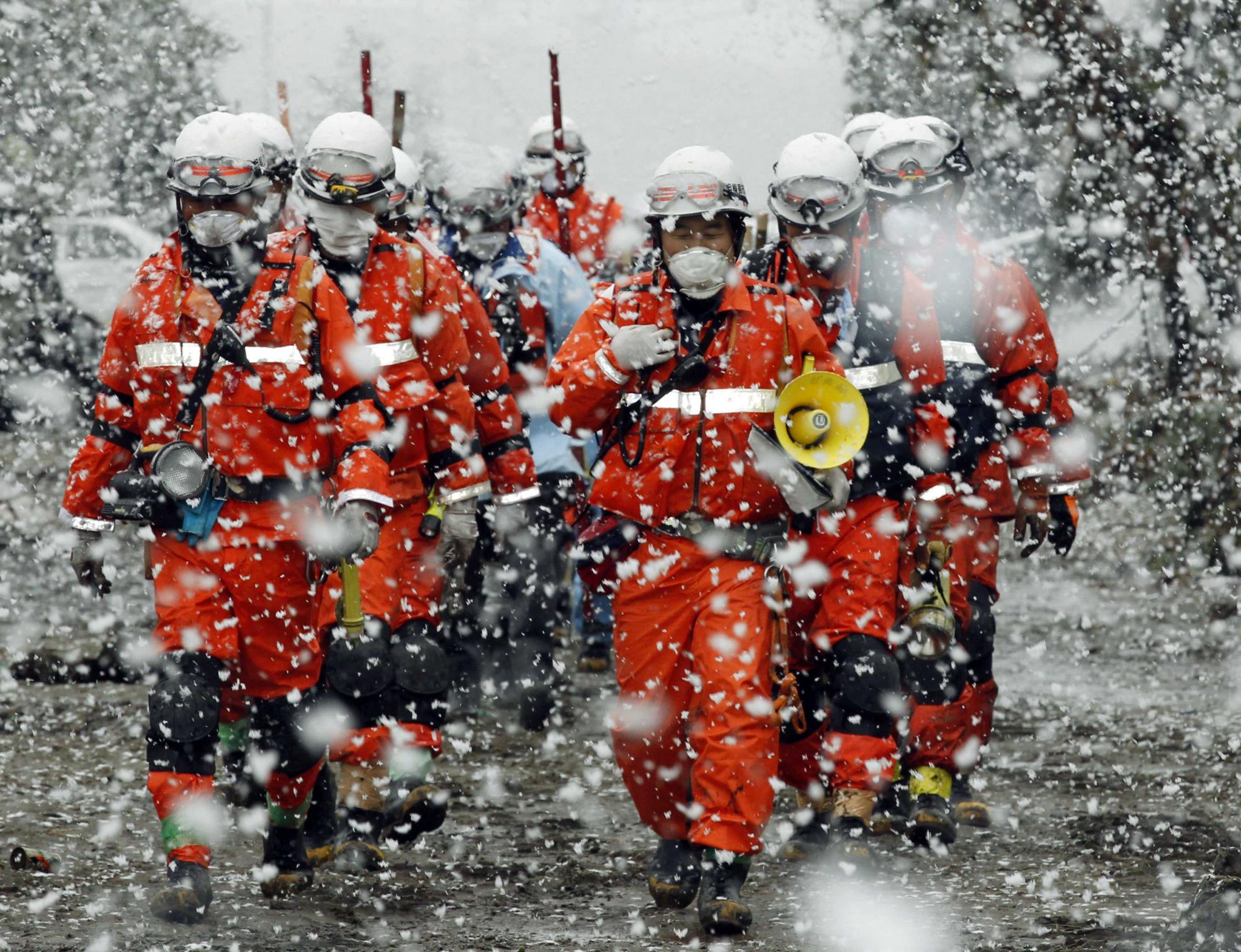 日本仙台重灾区降大雪 生活必需品供应紧张（图集）