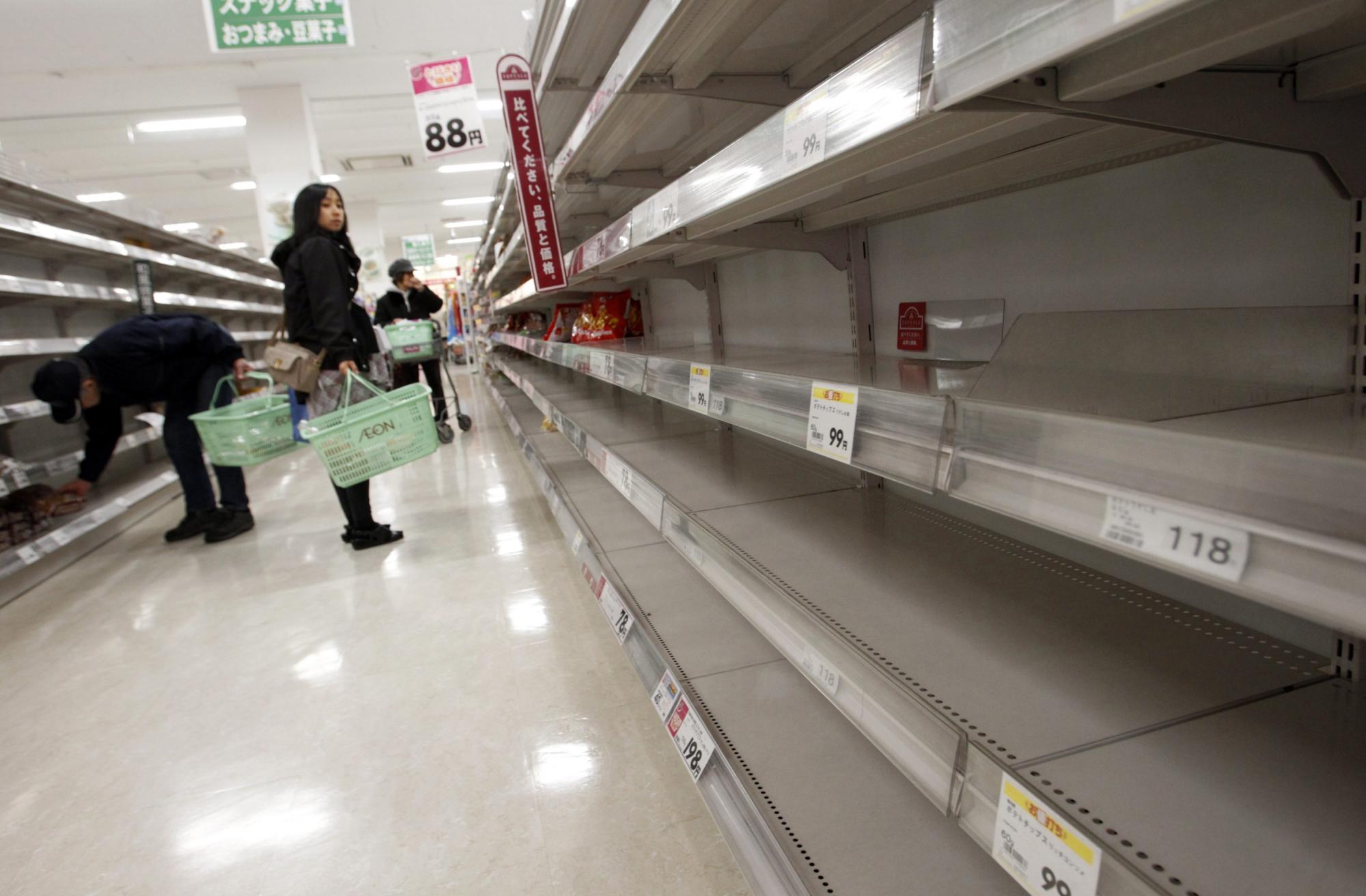 日本仙台重灾区降大雪 生活必需品供应紧张（图集）