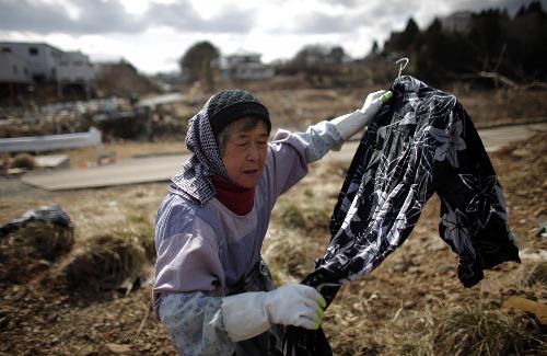 大量农产品遭污染 日本首富视察灾区承诺相助