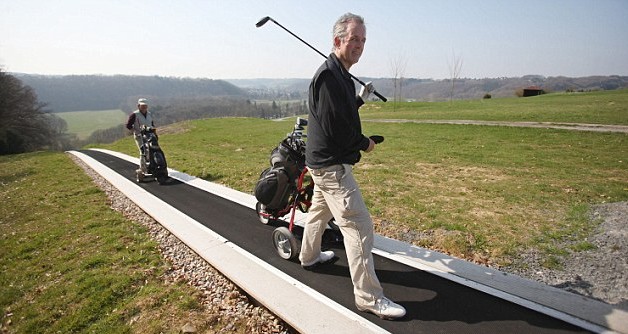 德高尔夫球场安装自动人行道 不用走路方便“懒鬼”
