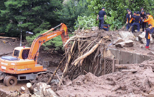 韩国遭洪灾泥石流袭击60人死亡 百余士兵紧急排查边境地雷