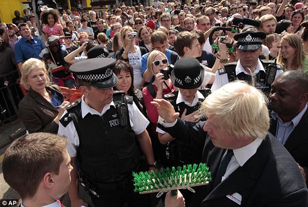 英首相拟强硬对待骚乱者 副首相伦敦市长上街遭围攻