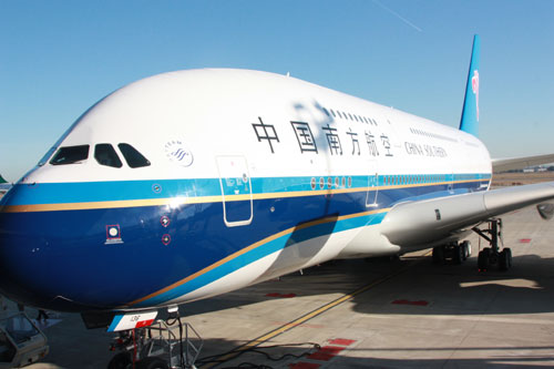 空中客车公司向南航交付中国首架A380飞机
