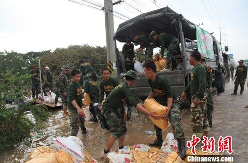 泰国洪灾已致320人死亡 曼谷北部居民随时撤离