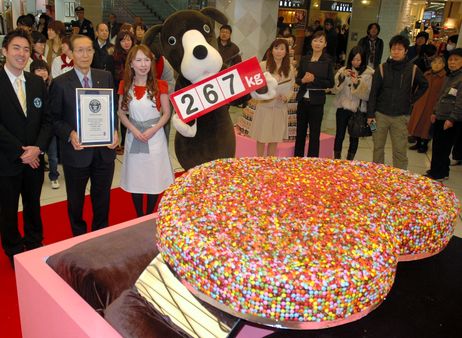 日本制造267公斤情人节巧克力破世界纪录